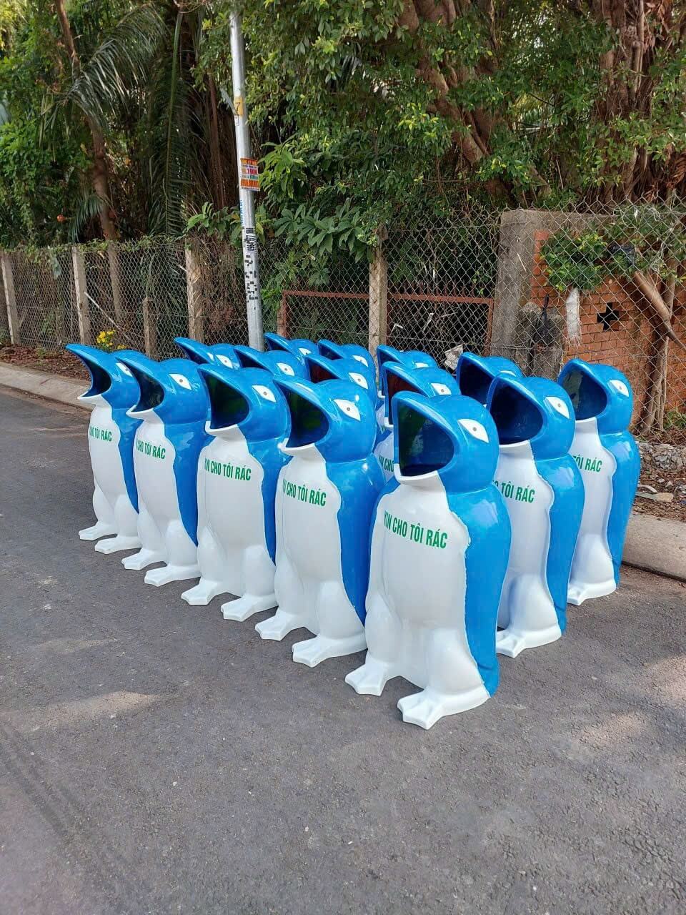 Thùng rác hình chim cánh cụt