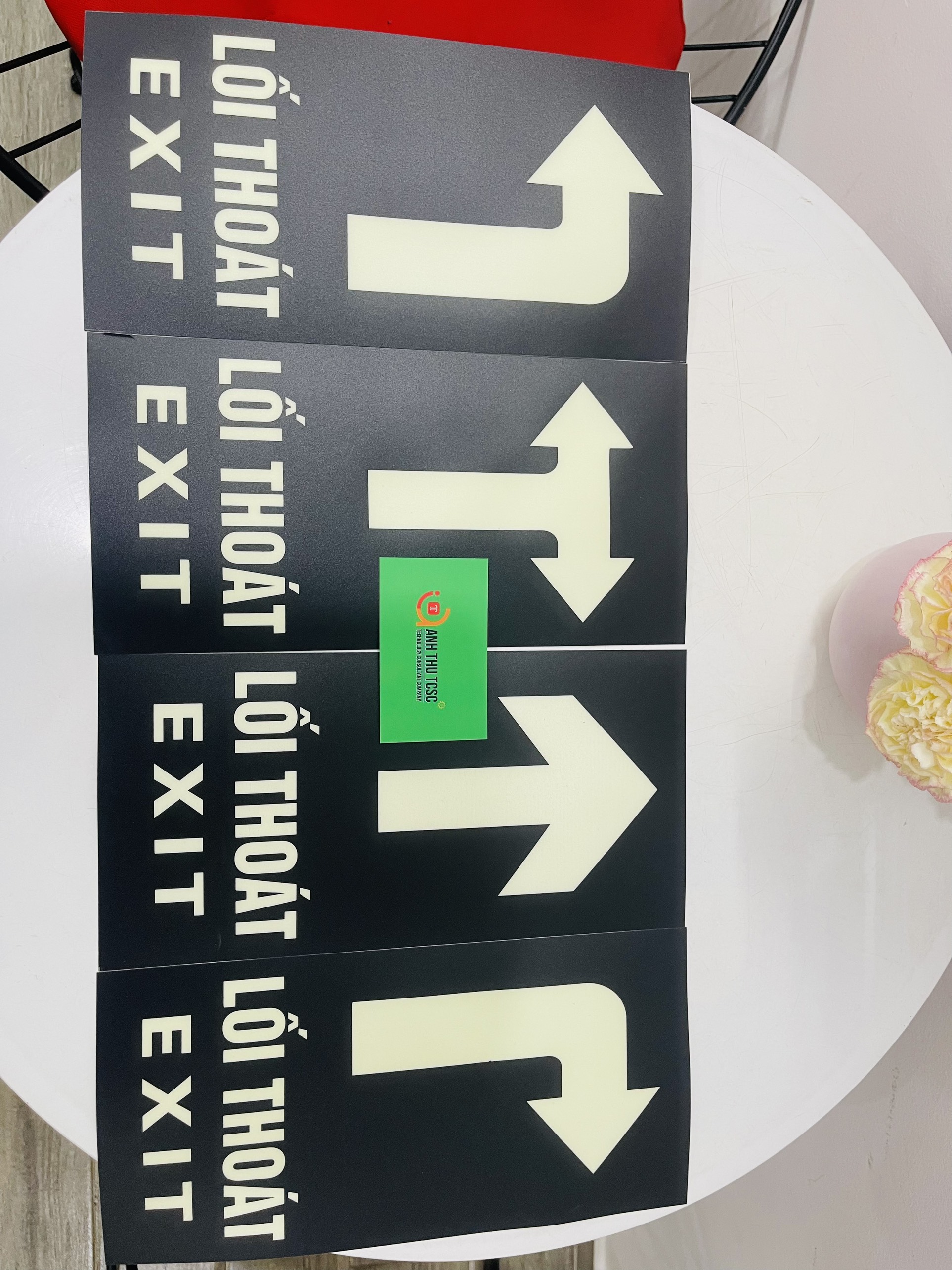 Biển báo dạ quang lối thoát exit dán nền