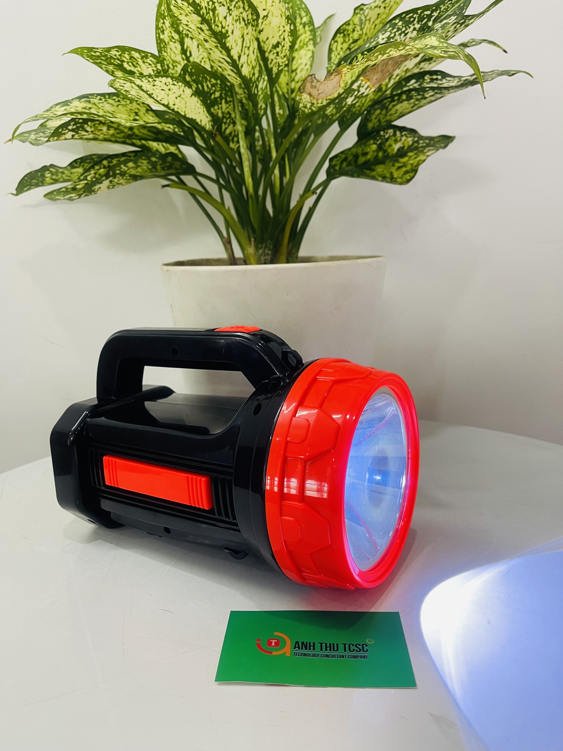 Đèn led xách tay tích điện chiếu xa 800m