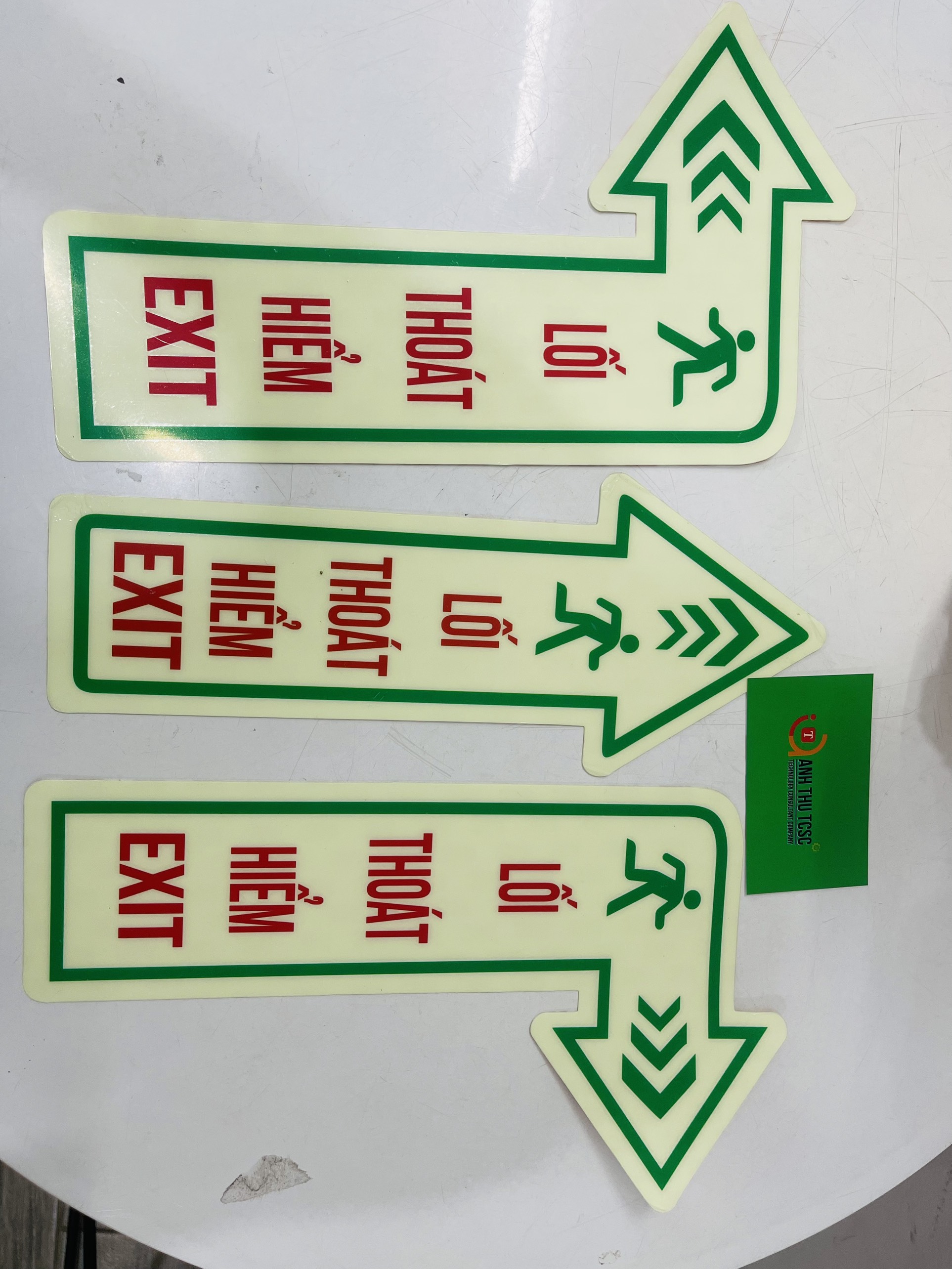 Mũi tên dạ quang lối thoát hiểm exit dán nền